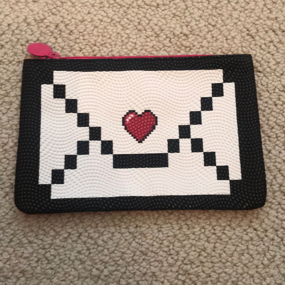 NWOT Ipsy Cosmetic Bag- textured heart design